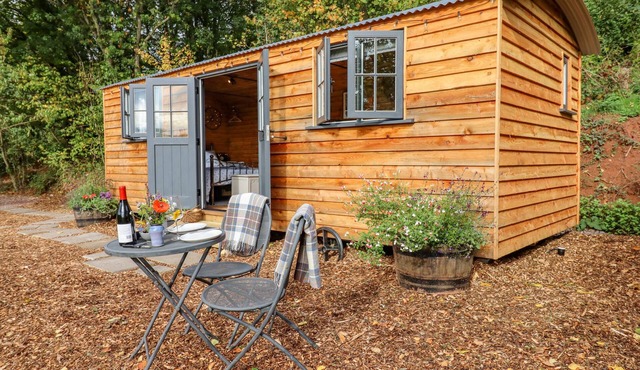 HIDEAWAY CABIN, romantic, with a garden in Thorverton