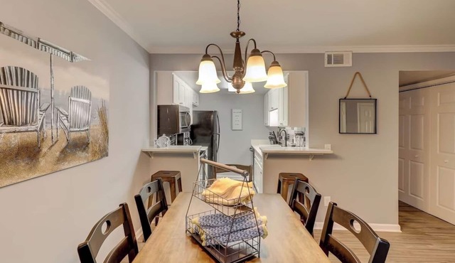 Hilton Head 2BR Townhouse Walk to Shops & Dining
