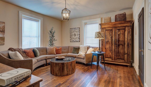 Historic 1880 2-bedroom Downtown Apartment