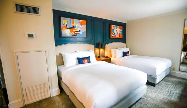 Historic Uptown Hotel Near Spectrum Center With On-Site Restaurant and Parking