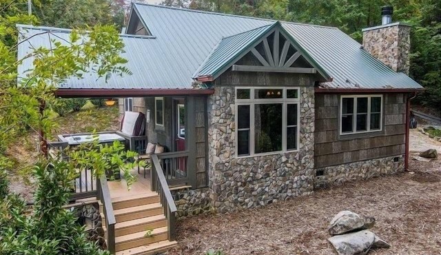 Holly's Hideaway Hot tub 2 King Beds Mountain View Convenient Location