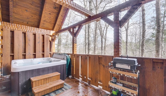 Honey Bear Pause: Rural Escape w/Porch & Hot Tub!