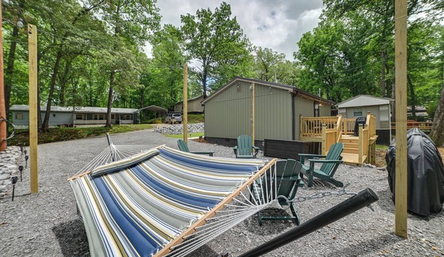 Hot Tub, Deck! Tiny Home Retreat By Kentucky Lake
