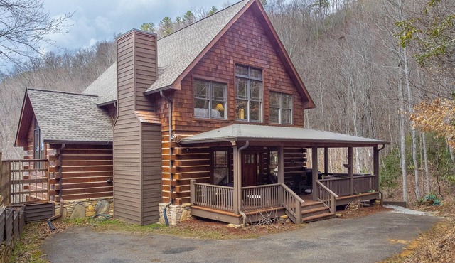 Hot Tub, Pool Table! Luxury Log Cabin in Franklin