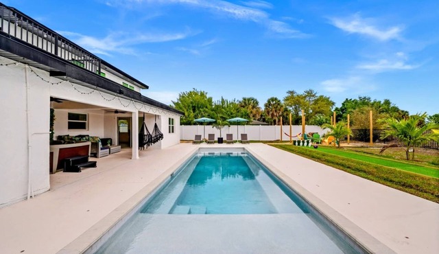 HotTub, Pool, Sauna, Roof Top Deck, Mini Golf, Bowling, Game room, Exercise room