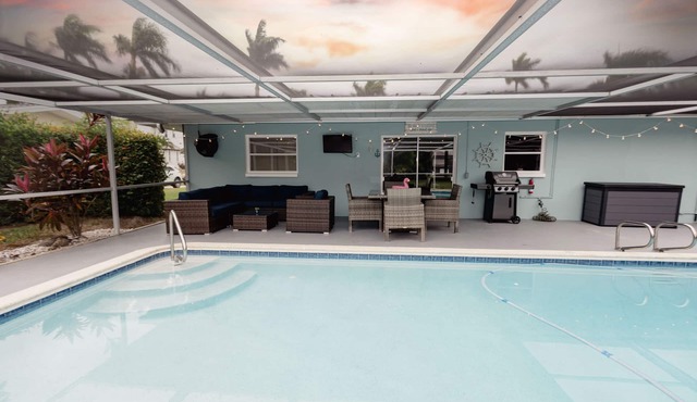 Huge Pool, Close to Beach - Bikes, Beach Gear, Everything You Need!
