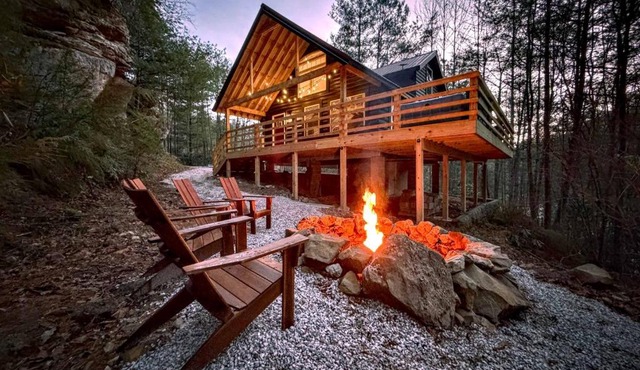Hummingbird Hollow - Private Forest Retreat
