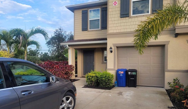 In a gated pool & Lakeside community. Close to I75 , beaches, famous downtown.