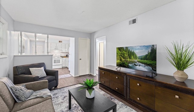 Independence 2BD Apartment With King Bed & Parking