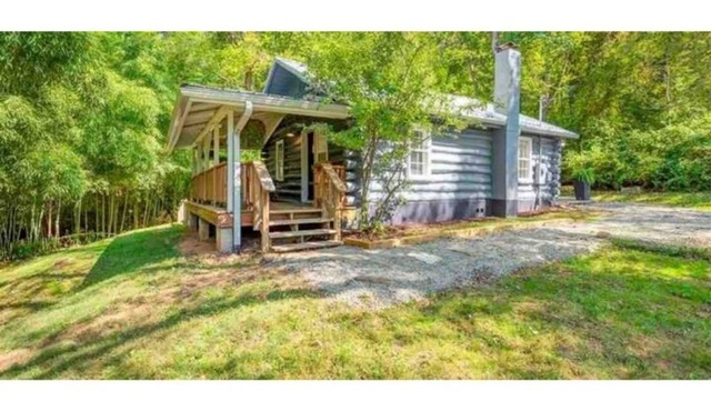 Instaworthy Log Cabin - Dog and EV Friendly