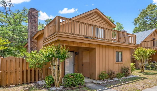 Intimate patio home w/private sundeck, grill, and fenced yard--close to beach