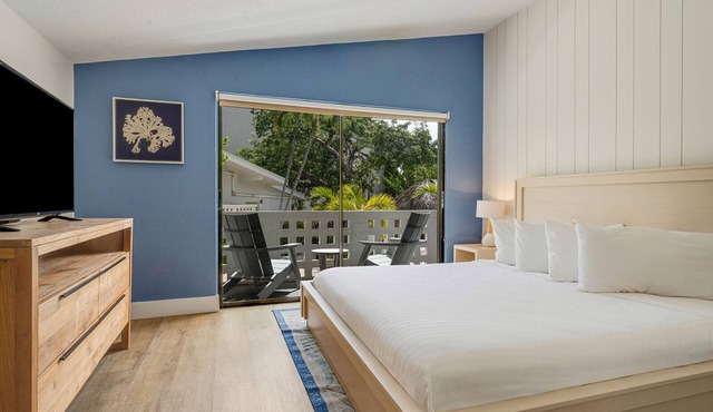 Islamorada Retreat | Villa Stay | Free Breakfast and Parking | Pool Access