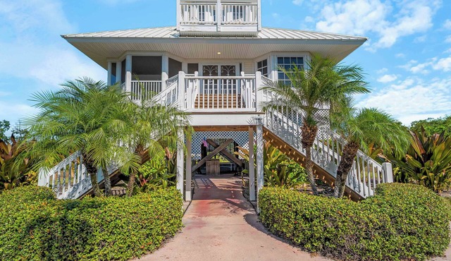 Island home bayside with sun decks on both sides C82C