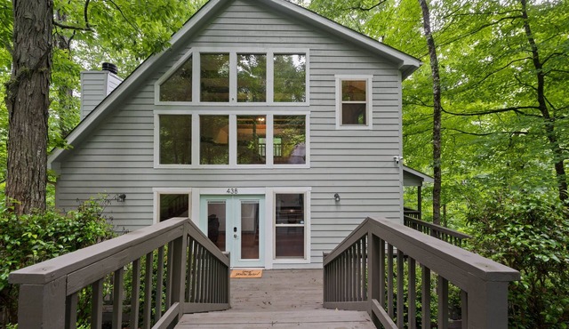 Jacuzzi Tub | Modern Cabin Near Cades Cove