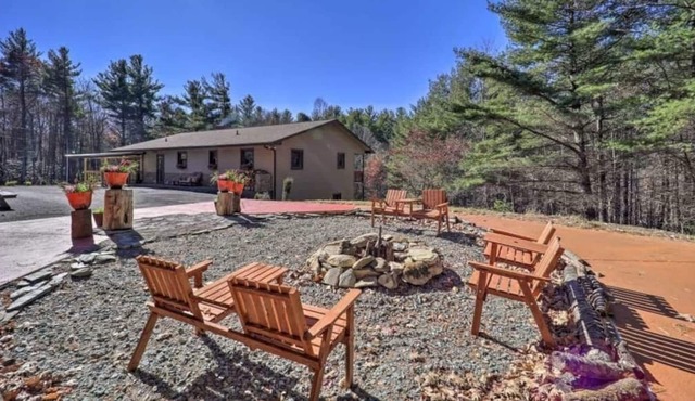 Jornets Cabin - Newland home with woodburning fireplace, foosball, fire pit