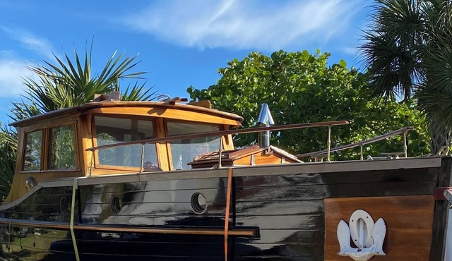 Jupiter Vintage Boat Stay — Walk to Beach, Dine by the Water