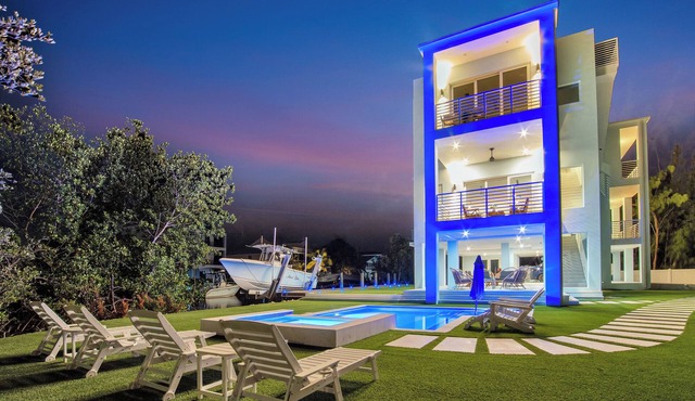 Keys Casa: Elegant Waterfront Retreat, Sleeps 16, Elevator, Private Dock, Putt-Putt