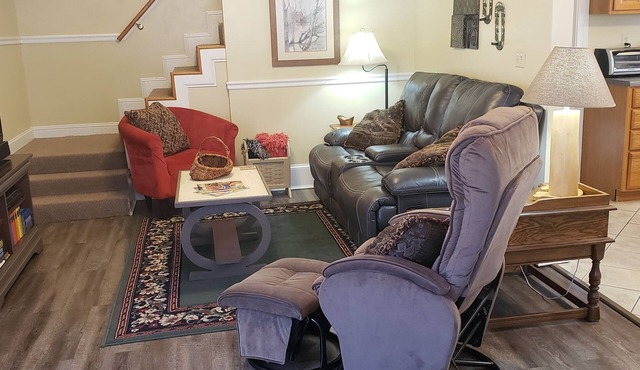 KING Bed, 60"Roku TV, 3pmCk-In/Noon Ck-Out, Private, Q.Murphy Bed, Full Kitchen