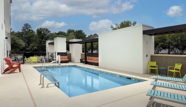 King Bed Studio: Kitchenette, Gym & Free Breakfast | 3 mi to Charleston Airport