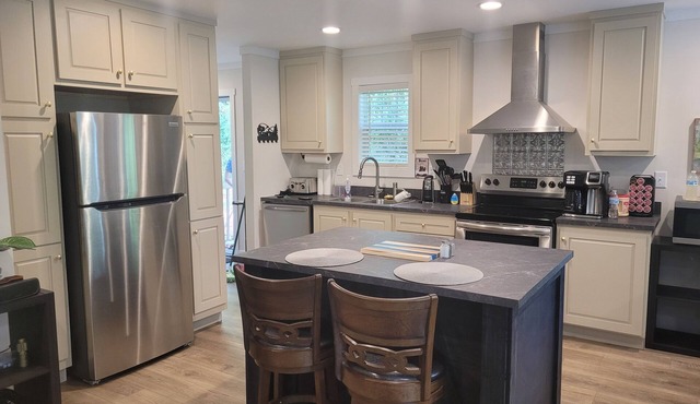 Lake view charming 2-bedroom house with WiFi in Martin.