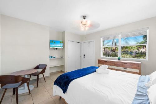 Lake Worth Getaway- Cozy Studio - Pool