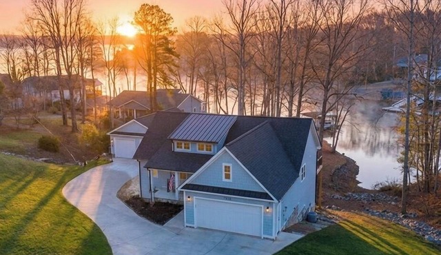 Lakefront Escape - Hot Tub, Sauna, Yoga, Game Room
