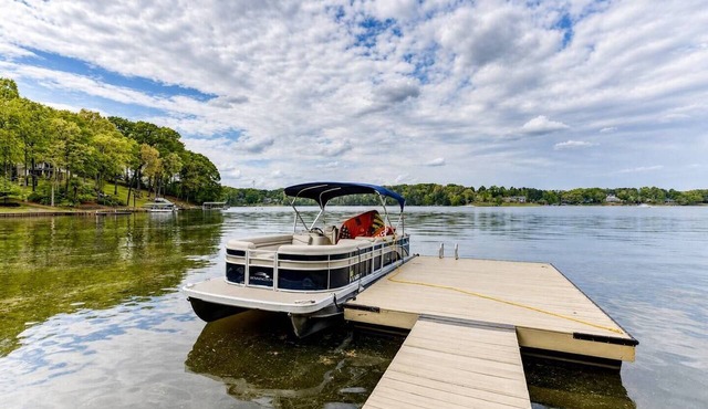 Lakefront Oasis on Bowen | 4BR, Hot Tub, Sleeps 8