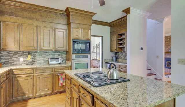 Lakefront Paradise with Private Deck & Kayaks!