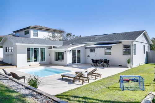 Lakeland Retreat: Private Heated Pool & Yard Games