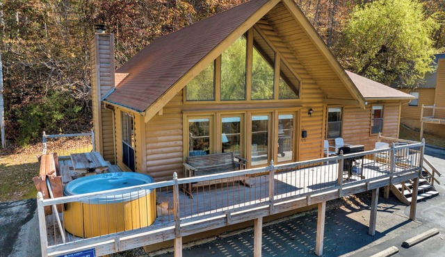 Lakeside 3 bedroom chalet with hot tub!