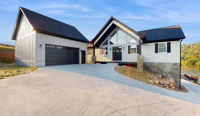 Lakeside chalet with panoramic water views, fully equipped kitchen & Wifi