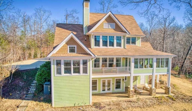 Lakeview retreat with Free Wifi, hot tub, fireplaces, patio, balcony, & grill