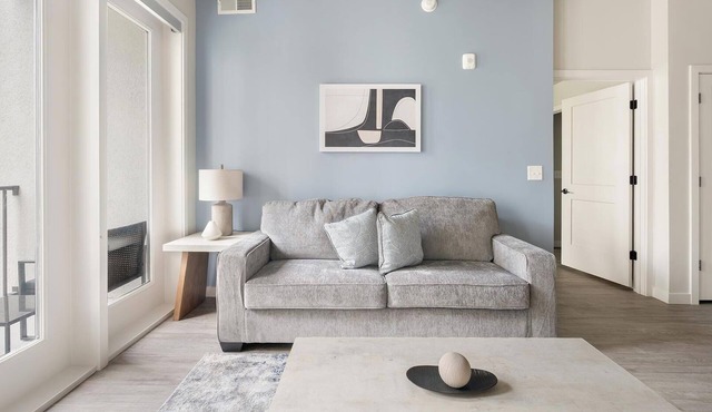 Landing | Chic 2BD in Cool Springs
