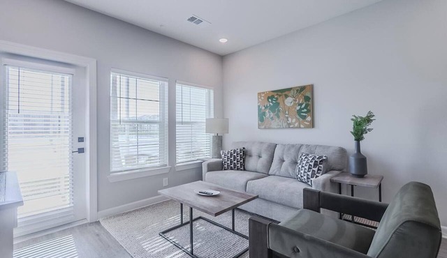 Landing | Chic 2BD, Pool