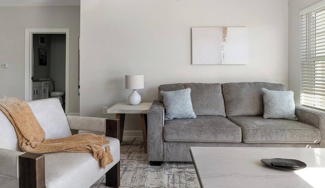 Landing | Chic 2BD, Pool
