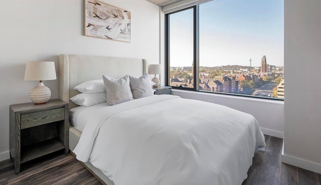 Landing | Modern 1BD, Rooftop Lounge, Pool