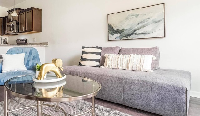 Landing | Stunning 2BD, Gym, Pool