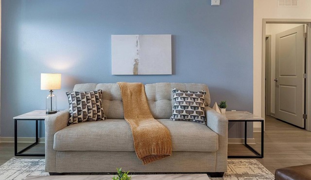Landing | Stunning 2BD, Gym, Clubhouse