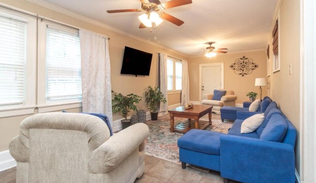 Large BnB with Pool The White House & Cottage