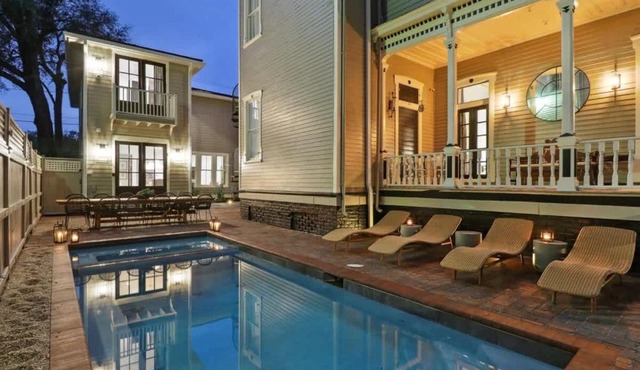 Large Contemporary Savannah Retreat Near Forsyth Park