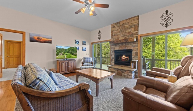 Large Mountain Condo in Gated Golf Resort, Washer & Dryer, Golf Course View!
