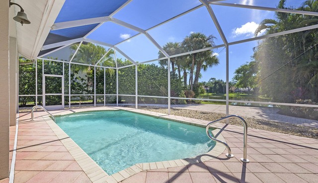 Large Oversized Pool Home! Lakefront 4 Bedrooms in Berkshire Lakes!