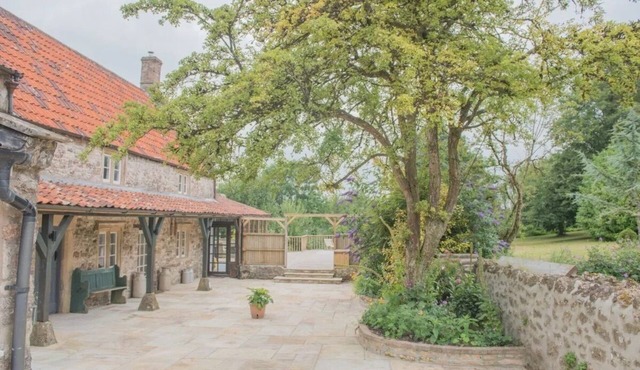 Large Somerset Farmhouse with hot tub, close to Bath and local attractions.