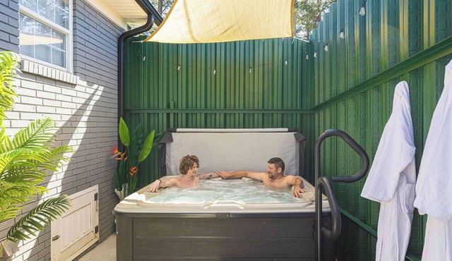 Lazy Dayz - Hot Tub - Nintendo - Big Parking - EV