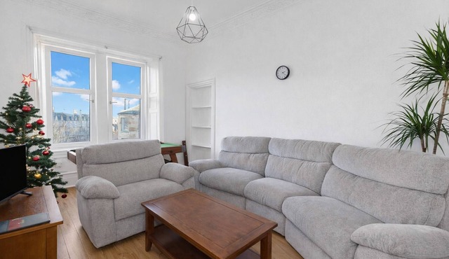 Leith Walk 2BR | Pool Table & Bath Tub | Tram Stop