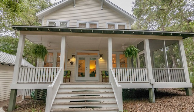 Live oak views from this 3 bedroom cottage; 2 golf carts and peaceful screened in porch