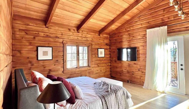 Log Cabin near Brevard with lakes, golf, private hiking and super fast wifi