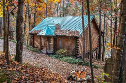 Lovely Family Riverfront Home Sleeps 4 with Water Views
