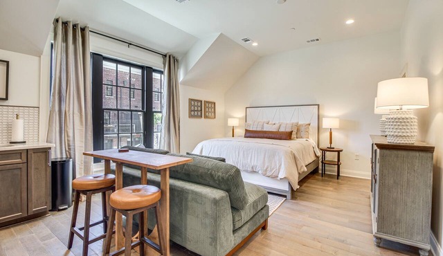 Lovely Savannah Studio: 1 Mi to Historic District!