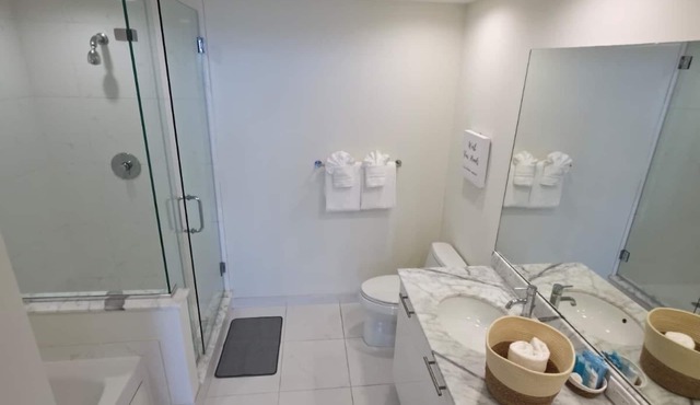 Lux in White 2BR, Balcony, Pool & Bay View